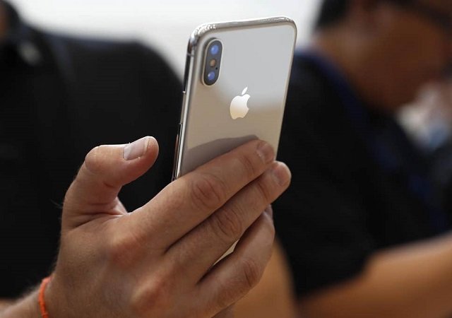 Apple does not let bad guys use iPhones in movies