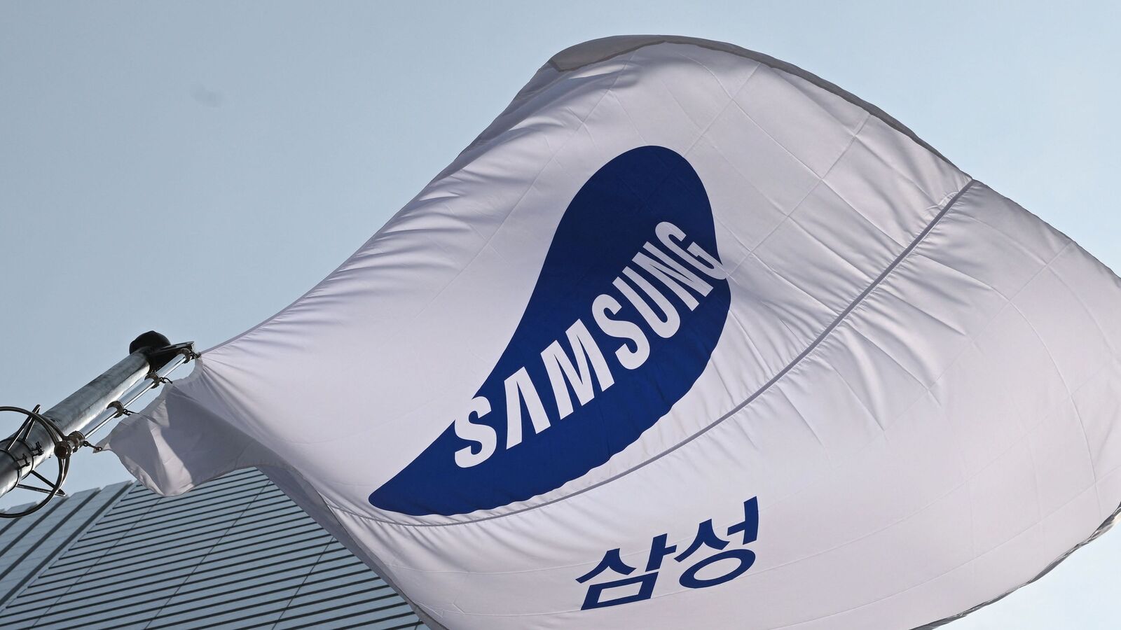 Samsung Electronics signs secretive .5 billion chip-supply deal, shares hit four week high